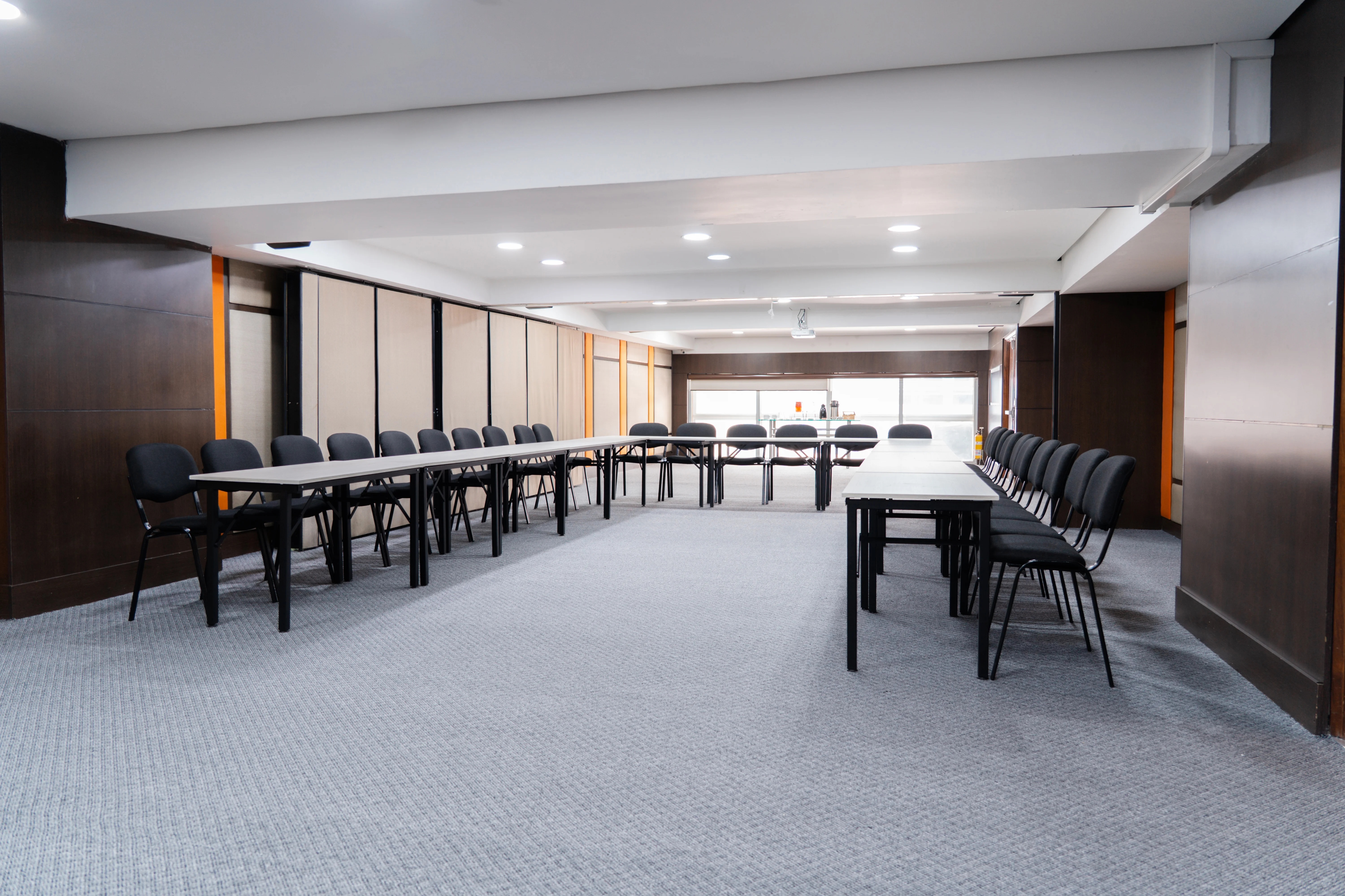 Salón Confort Pleno configurado para conferencia – Best Western Plus Hotel San Diego Medellín