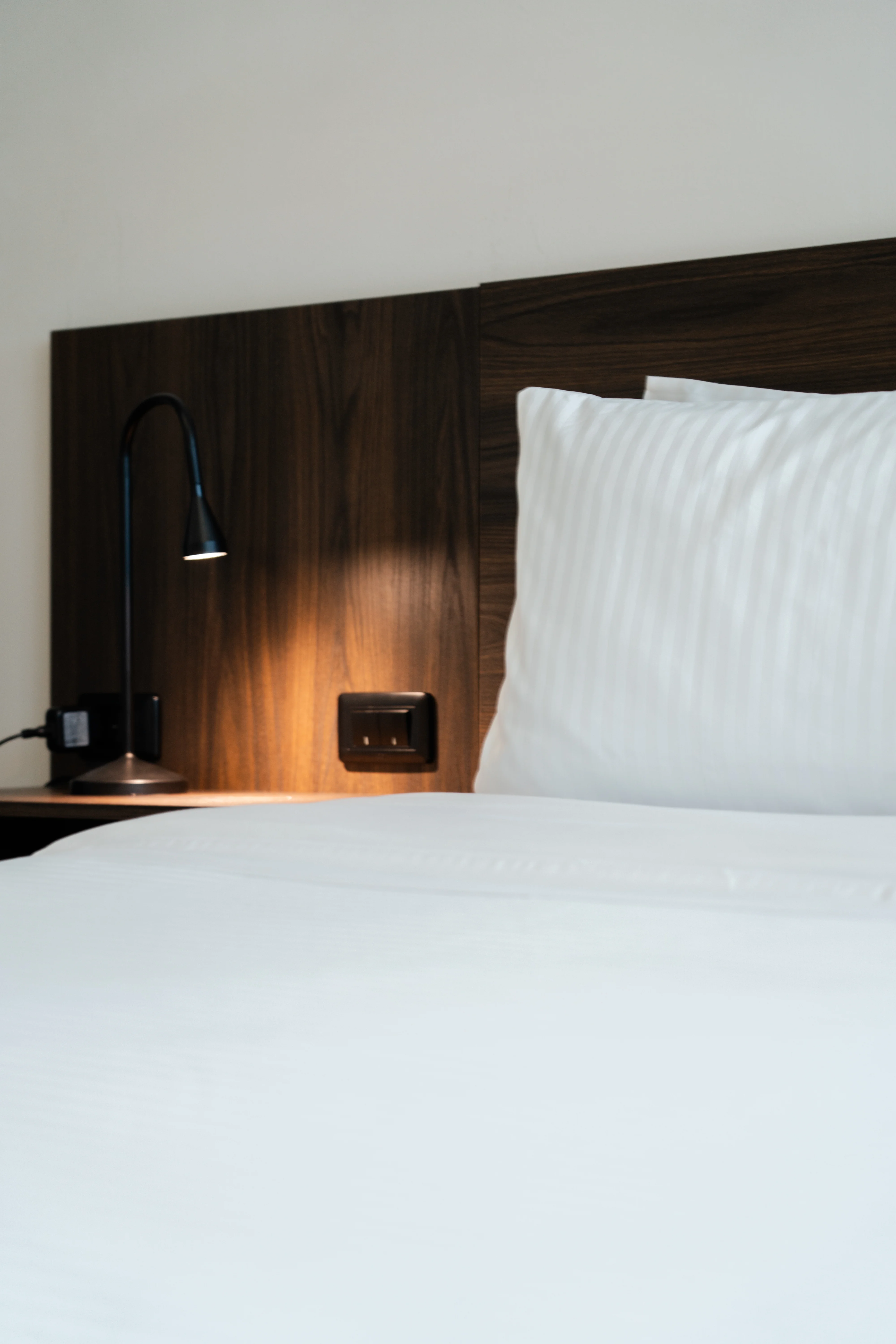 Detalle de almohadas y ropa de cama Superior King Best Western Plus Hotel San Diego